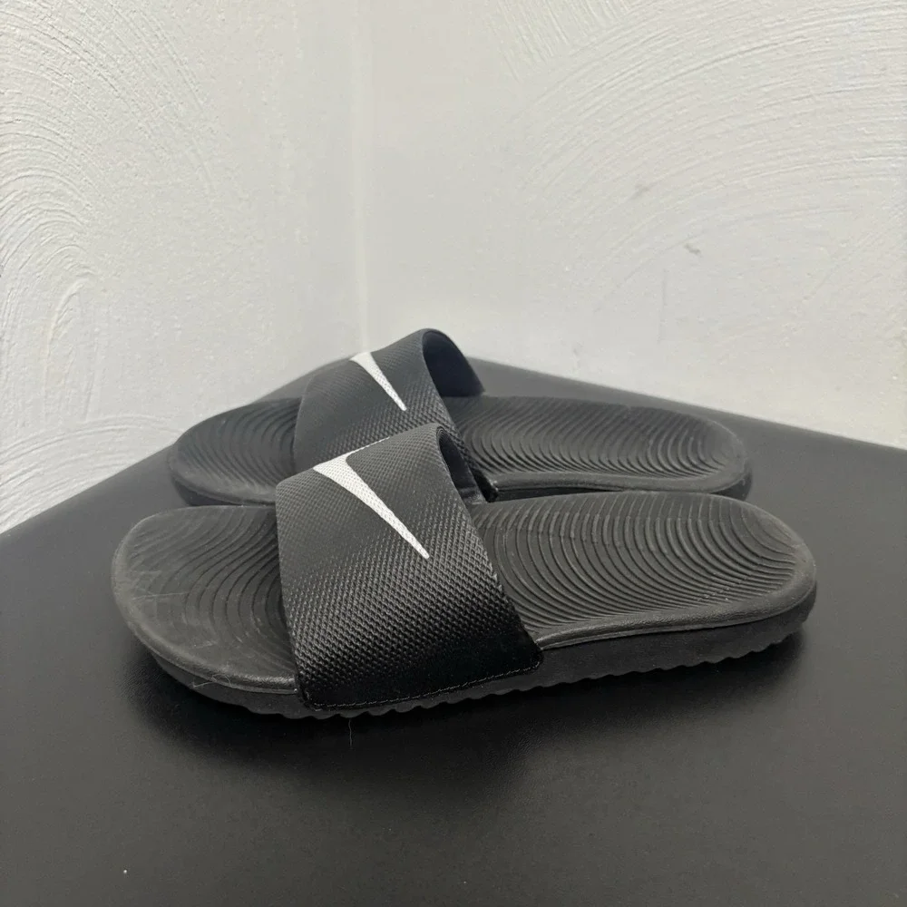 NIKE KIDS KAWA SLIDES (GS/PS)‎ BLACK / WHITE 819352 001 Size 1Y SLIP ON ATHLETIC